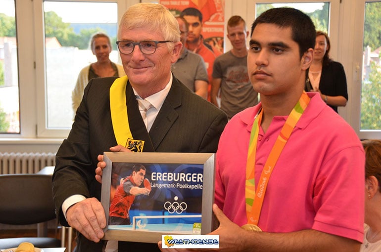 Florian Van Acker viert de overwinning